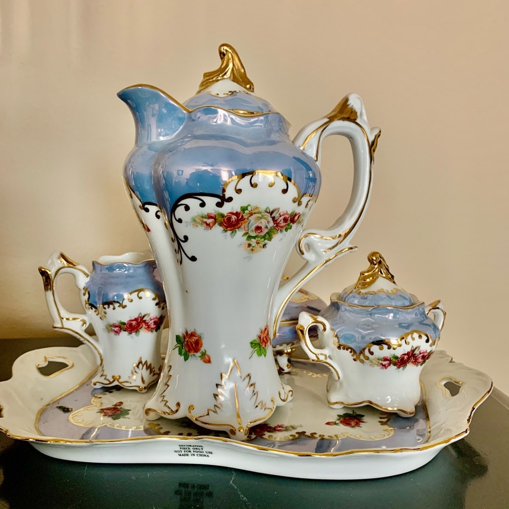 LN- Elegant Blue and Gold Porcelain 5 Piece Tea Set. A perfect decor piece. - Picture 4 of 16